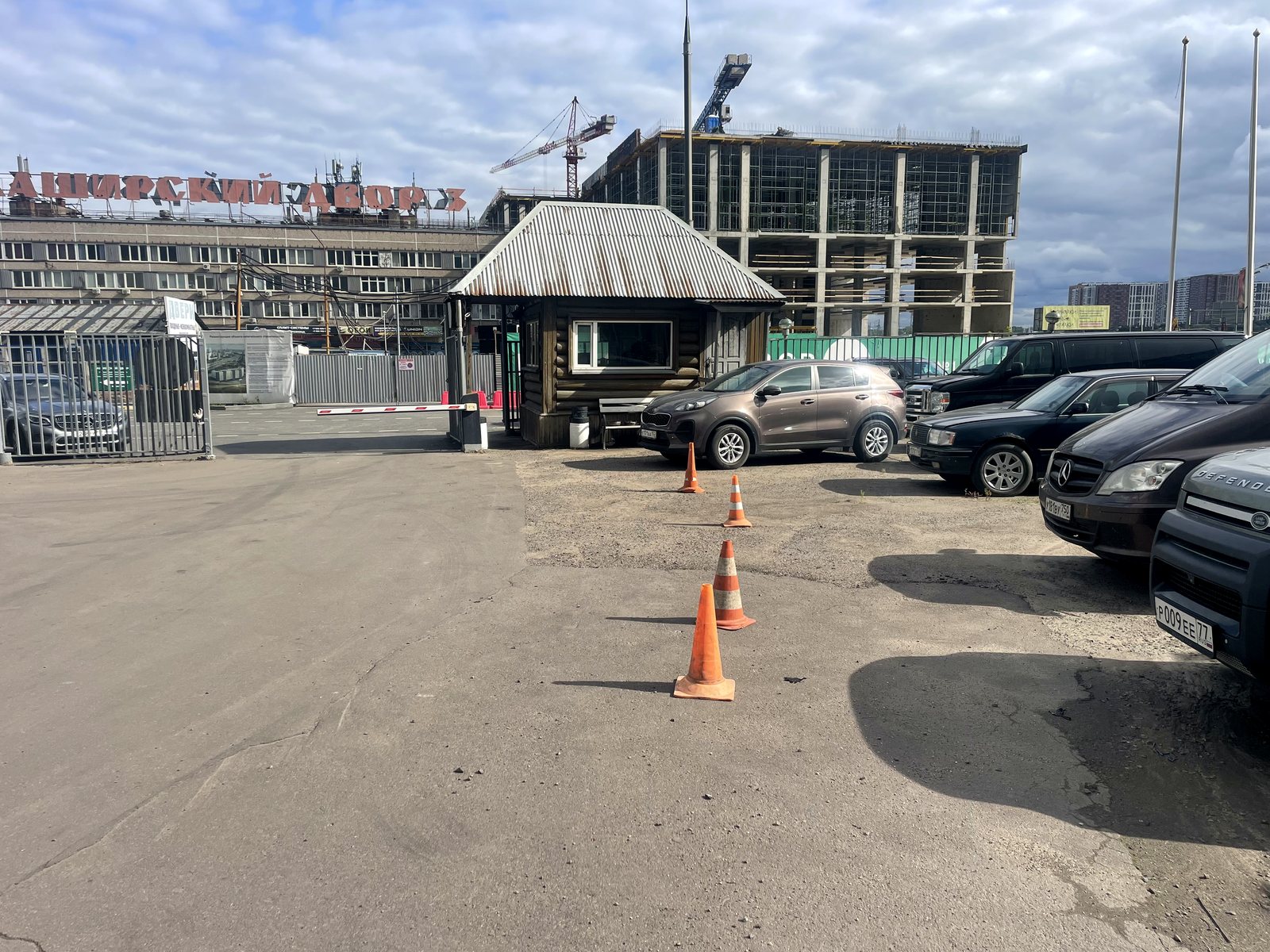 Шлагбаум и пост охраны на въезде Сфера Авто